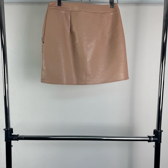 Gorgeous blush pink Bar ||| faux leather skirt (size 6) - Picture 3 of 13
